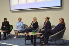 Na fotelach siedzą panelistki.